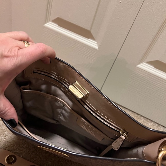 Large Michael Kors messenger bag. - Picture 3 of 4